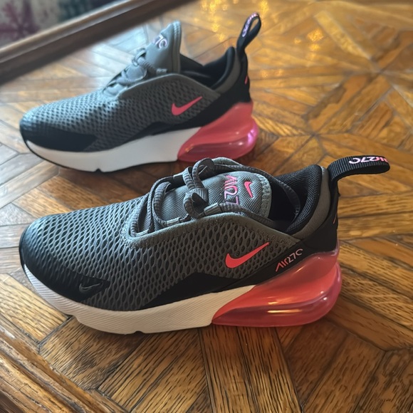 LIKE NEW! Nike Air Max 270 - Picture 4 of 16